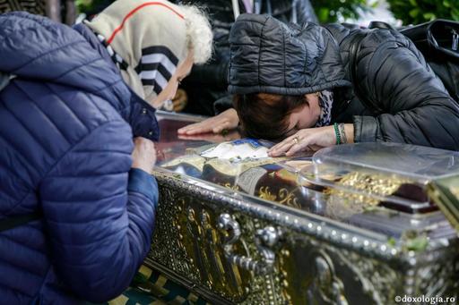 Pelerinajul religios de la Iaşi: 21.500 de persoane au trecut deja pe la raclă, iar la rând aşteaptă alţi 10.000 de credincioşi - FOTO