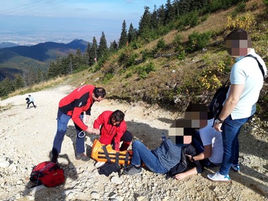 Cinci intervenţii ale Salvamont, în Poiana Braşov. În două dintre cazuri,  turiştii s-au rănit după ce au alunecat din cauza echipamentului neadecvat