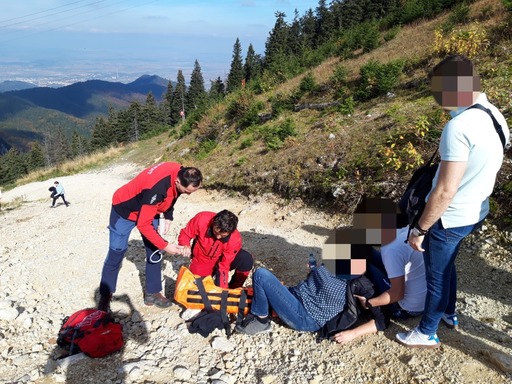 Cinci intervenţii ale Salvamont, în Poiana Braşov. În două dintre cazuri,  turiştii s-au rănit după ce au alunecat din cauza echipamentului neadecvat