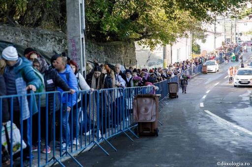 Pelerinajul religios de la Iaşi: 45.000 de oameni s-au închinat la moaşte, 2.500 sunt la rând, iar 72 de persoane au necesitat îngrijiri medicale