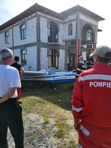 Dolj: Un planor în care se afla o persoană de 17 ani s-a prăbuşit în curtea unei locuinţe / Victima era conştientă şi a fost dusă la spital 