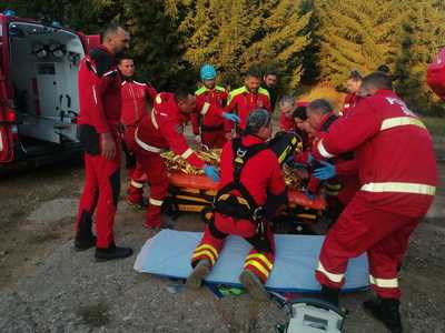 UPDATE Maramureş: Salvamontiştii au intervenit pentru a scoate un băiat, în vârstă de 12 ani, dintr-o prăpastie / El a fost transportat cu un elicopter SMURD la spitalul din Cluj Napoca