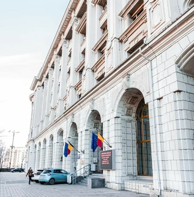 Ministerul Mediului precizează că este obligat să emită anual cotele de recoltă pentru specia cocoş de munte/ Se constată o evoluţie pozitivă a numărului de exemplare/ Cota de 2% din efectivele estimate reprezintă un număr nesemnificativ