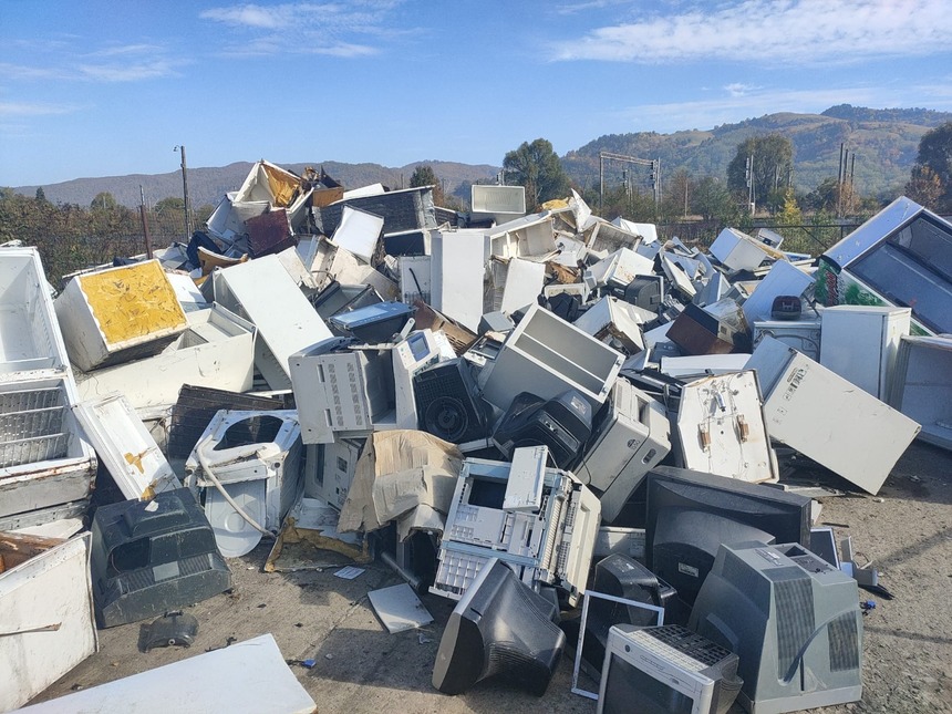 Bacău: Zeci de tone de deşeuri electrocasnice, depozitate necorespunzător de o firmă specializată în reciclare / Societatea a fost amendată cu 100.000 de lei