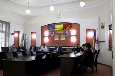 Primarul din Râmnicu Vâlcea le propune locatarilor unui bloc a cărui mansardă a fost afectată de un incendiu să accepte demolarea întregii mansarde, pentru a putea fi construit un acoperiş