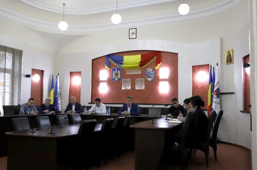 Primarul din Râmnicu Vâlcea le propune locatarilor unui bloc a cărui mansardă a fost afectată de un incendiu să accepte demolarea întregii mansarde, pentru a putea fi construit un acoperiş