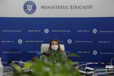 Ministrul Educaţiei: Practica învăţării în trei schimburi nu este una care să ducă la calitate/ Uniforma şcolară poate fi o opţiune, câtă vreme ea nu devine instrument de excluziune