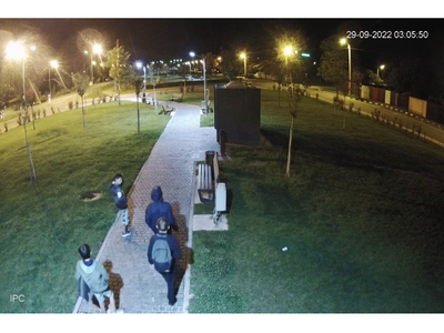 Primăria Oradea reclamă un val de acte de vandalism ce vizează clădiri, construcţii utilitare şi facilităţi din parcuri şi zone verzi / Patru adolescenţi, surprinşi de camerele de supraveghere când distrug toaletele publice dintr-un parc – VIDEO 