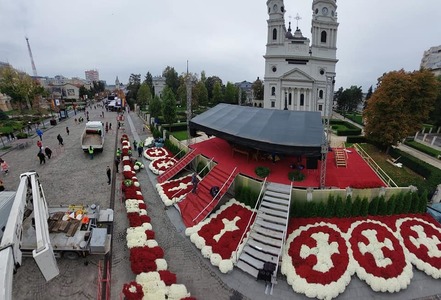 Pelerinajul religios de la Iaşi - 8.500 de oameni aşteaptă la rând pentru a se închina la moaştele Sfintei Cuvioase Parascheva. Zona în care a fost montată scena unde va avea loc Sfânta Liturghie a fost împodobită cu mii de crizanteme