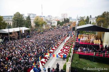 Distincţia ”Crucea Sfântului Iosif cel Milostiv", oferită de IPS Teofan mai multor persoane implicate în ajutorarea refugiaţilor din Ucraina / La Sfânta Liturghie de la Catedrala Iaşi au participat peste 15.000 de oameni / Alţi 15.000 de pelerini, la coadă