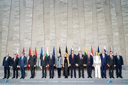 MApN: A doua zi a reuniunii miniştrilor apărării din statele membre NATO a avut o agendă de lucru axată pe postura de descurajare nucleară a Alianţei