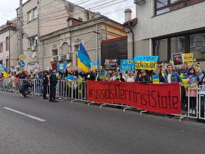 Constanţa: Refugiaţii ucraineni protestează faţă de crimele de război ale Rusiei din ţara lor - FOTO