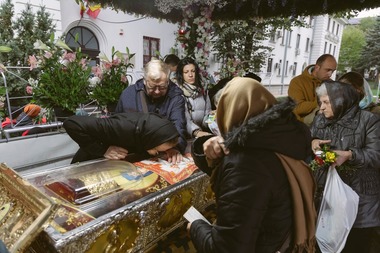 Pelerinajul de la Iaşi - 245.000 de oameni s-au închinat la moaştele Sfintei Cuvioase Parascheva; timpul de aşteptare este de şapte ore - FOTO