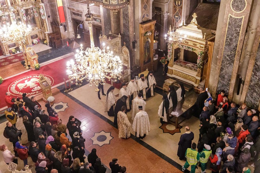 Moaştele Sfintei Cuvioase Parascheva au fost reintroduse în Catedrala Mitropolitană din Iaşi/ Aproximativ 260.000 de oameni s-au închinat la raclă în cele opt zile de pelerinaj - FOTO
