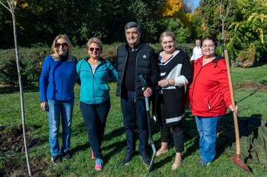 Campania “Plantează pentru Bucureşti”, lansată de prefectul Capitalei, Toni Greblă, printr-o acţiune simbolică de sădire de cireşi japonezi