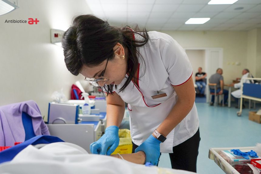 Peste 30 de litri de sânge au fost donaţi de angajaţii companiei Antibiotice Iaşi / Printre donatori s-a numărat şi o angajată care în trecut a avut nevoie de sânge în urma unei hemoragii puternice 