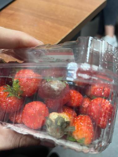 Peste 300 de magazine Mega Image, amendate de ANPC cu 5,5 milioane de lei/ Printre nereguli: produse expirate, fructe şi legume stricate, mizerie/ Peste 30 de unităţi au fost închise temporar - FOTO