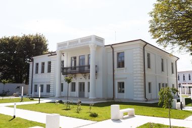 Lucrările de reabilitare a Casei Universitarilor din Iaşi, clădire de patrimoniu construită în jurul anului 1800, au fost finalizate. Investiţia a depăşit 11 milioane de lei şi s-a realizat din fondurile Universităţii "Alexandru Ioan Cuza" - FOTO

