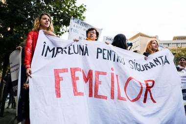 Miting „Împreună pentru siguranţa femeilor!” organizat în centrul Capitalei: Femeile din România nu sunt în siguranţă nici acasă, nici la locul de muncă, nici pe stradă
