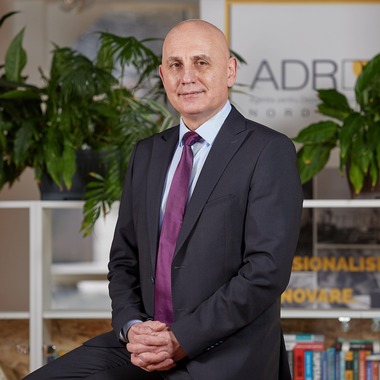 Vasile Asandei, directorul Agenţiei de Dezvoltare Regională Nord Est: ADR este privit ca un depozitar cu saci de bani, dar banii nu înseamnă tot. O sumă foarte mare încă aşteaptă să se transforme în proiecte