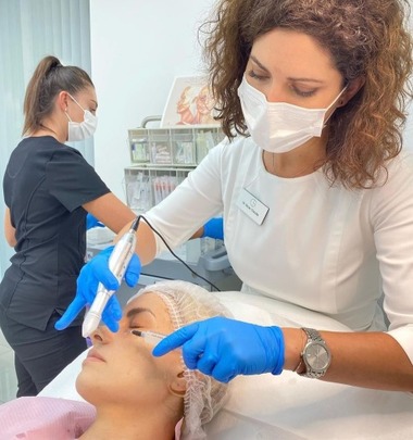 Cronos Med, clinică în care pot fi făcute intervenţii estetice minim invazive sau non-invazive, deschisă la Iaşi printr-o investiţie de 700.000 de euro