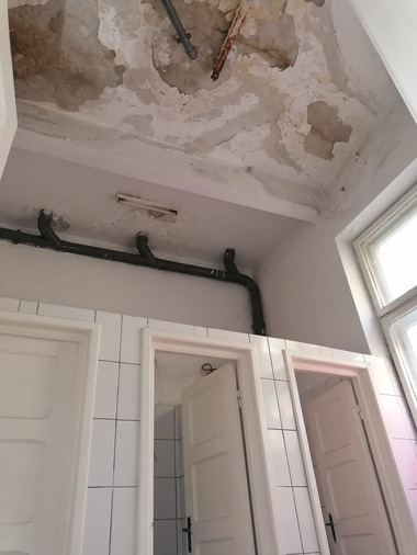 Sindicatul Europol publică imagini din grupurile sanitare ale Facultăţii de Jandarmi: Scurgeri, infiltraţii, igrasie, rugină, mizerie, mucegai - FOTO