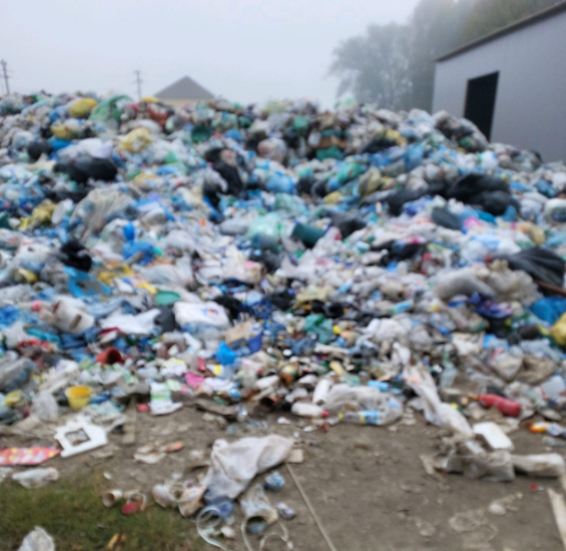 Operator economic din Strehaia, sancţionat pentru lipsa autorizaţiei de mediu / Firma se ocupă de sortarea şi balotarea deşeurilor de ambalaje colectate în amestec, activitatea fiind sistată 