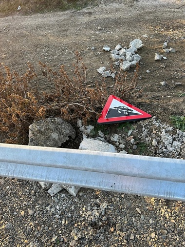 Botoşani: Semnele de circulaţie de pe un drum judeţean recent reabilitat, vandalizate, stâlpii metalici care le susţineau fiind furaţi.  Oficialii Consiliului Judeţean au sesizat Poliţia - FOTO
