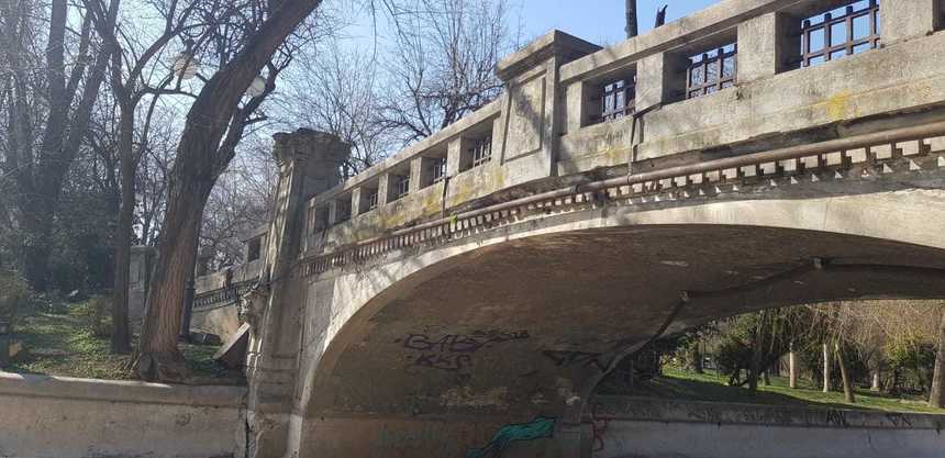 Viceprimarul Horia Tomescu anunţă că au fost refăcute rampele de acces la podul mare din Parcul Cişmigiu, iar bolta podului a fost consolidată - FOTO