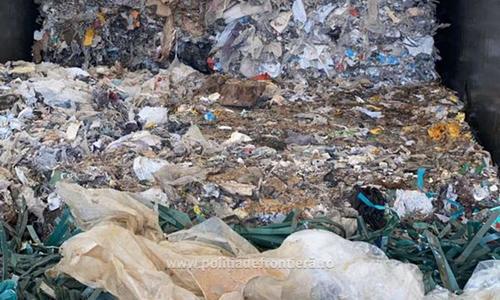 Poliţia de Frontieră: Peste 78 de tone deşeuri din plastic, cauciucuri, textile şi haine uzate, oprite la intrarea în ţară - FOTO