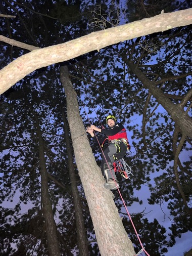 UPDATE Braşov: Intervenţie a Salvamont după ce un parapantist a rămas blocat într-un copac / După peste trei ore, parapantistul a fost coborât în siguranţă - FOTO