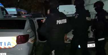 Dolj: Un bărbat de 42 de ani a fost reţinut după ce a lipsit de libertate un adolescent de 18 ani, l-a ameninţat pe fratele acestuia de 25 de ani şi a hărţuit o tânără de 21 de ani - VIDEO