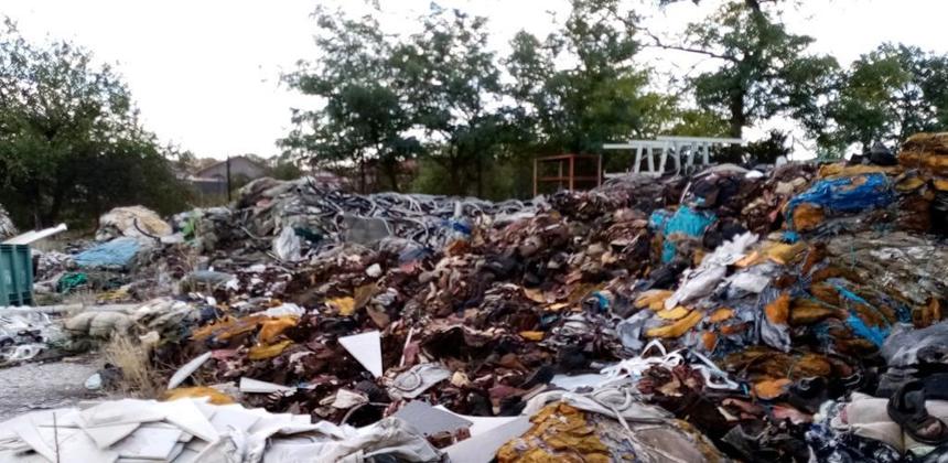 Deşeuri reciclabile, găsite pe un teren din judeţul Constanţa/ Ele aparţin unei firme care colecta deşeuri, intrată în faliment / Societatea a fost amendată cu 50.000 de lei şi trebuie să elimine deşeurile 