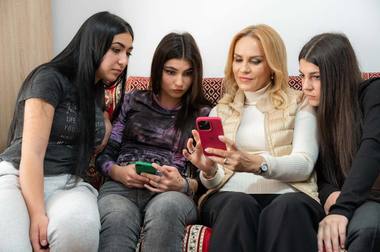 Gabriela Firea: Tinerii care au împlinit 18 ani, dar merg la şcoală sau muncesc, vor primi 2.500 de lei, până la vârsta de 26 de ani. Persoanele care au în plasament copii vor primi lunar 420 de lei pentru fiecare copil în parte
