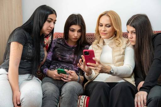 Gabriela Firea: Tinerii care au împlinit 18 ani, dar merg la şcoală sau muncesc, vor primi 2.500 de lei, până la vârsta de 26 de ani. Persoanele care au în plasament copii vor primi lunar 420 de lei pentru fiecare copil în parte