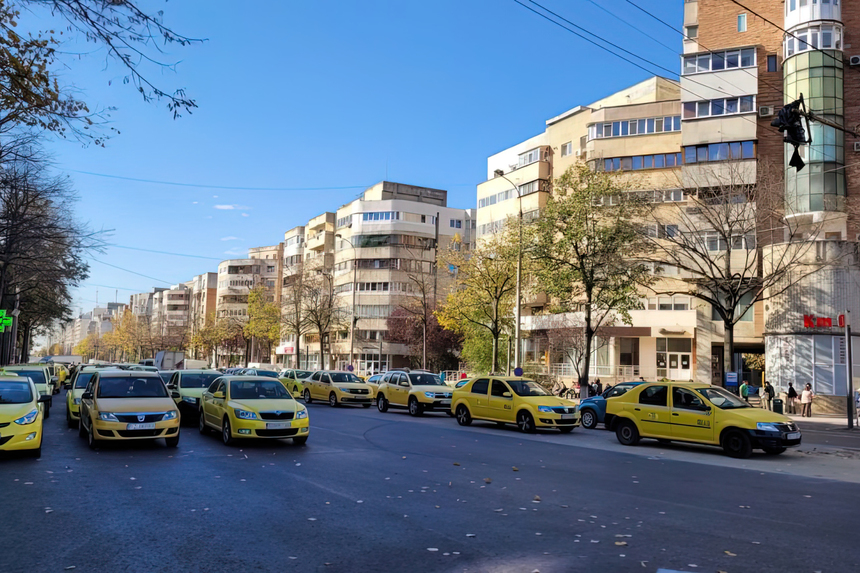 Protest al taximetriştilor, la Buzău, faţă de intenţia municipalităţii de a desfiinţa staţiile de taxi de pe principalul bulevard din oraş/ Participanţii au blocat strada - FOTO