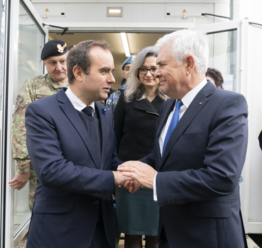 Ministrul Apărării, discuţii cu omologul francez pe tema securităţii regionale: Este datoria generaţiei noastre să oferim răspunsul adecvat la această provocare de securitate fără precedent - VIDEO

 