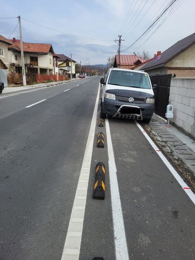 Vâlcea: Autovehicule parcate pe pista de biciclete a unui drum judeţean recent reabilitat. Preşedintele Consiliului Judeţean reacţionează: Haideţi să fim oameni! - FOTO