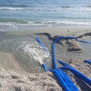 Firmă amendată de Garda de Mediu Constanţa cu 20.000 de lei deoarece evacuarea apei de la lucrările de fundare a unui imobil din Mamaia afecta plaja - FOTO
