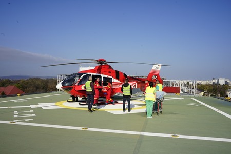 Bacău: Pacientă de 77 de ani, cu infarct miocardic sever, preluată cu elicopterul de pe heliportul Spitalului Judeţean Bacău pentru a fi transportată la Iaşi / Este prima acţiune pe heliport / Transportul durează 20 minute faţă de peste două ore pe şosea