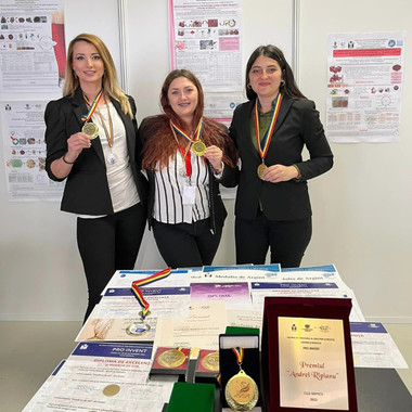 Cinci produse inovative realizate de Facultatea de Ştiinţa şi Ingineria Alimentelor a Universităţii ”Dunărea de Jos” din Galaţi, care folosesc coji de sfeclă sau de ceapă roşie pentru a colora şi aroma alimentele, premiate la un salon de inventică