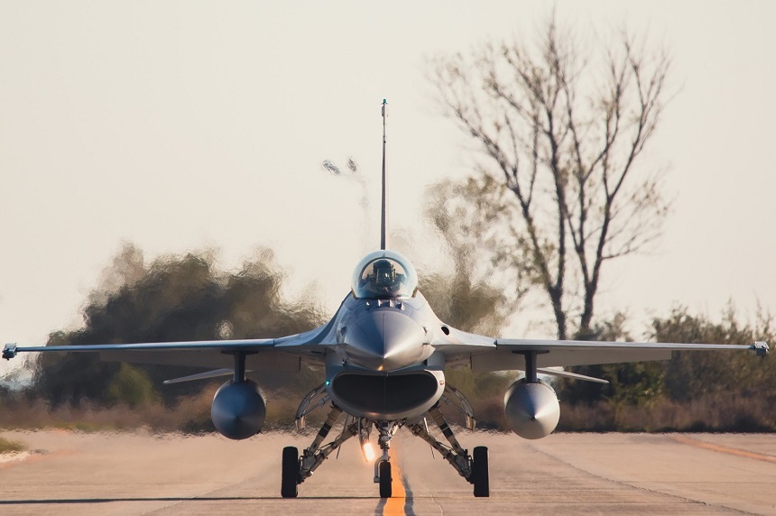 Aeronave F-16 Fighting Falcon ale Forţelor Aeriene Române vor face, marţi, zboruri de antrenamente la înălţimi mici în sud – estul ţării/ Activitatea a fost planificată în urmă cu un an 
