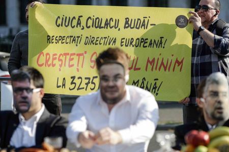 Protest Declic la Guvern pentru a cere aplicarea directivei europene privind salariul minim / Peste 63.400 de persoane au semnat o petiţie în acest sens - FOTO / VIDEO