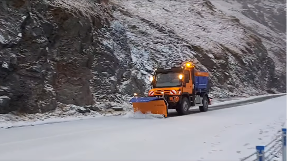 Strat de zăpadă de câţiva centimetri pe Transfăgărăşan / Salvamontiştii recomandă turiştilor care urcă pe munte să aibă echipament de iarnă - VIDEO