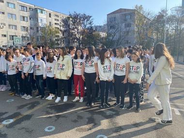 Peste 900 de elevi ieşeni au participat la un flashmob pentru prevenirea bullying-ului - VIDEO 