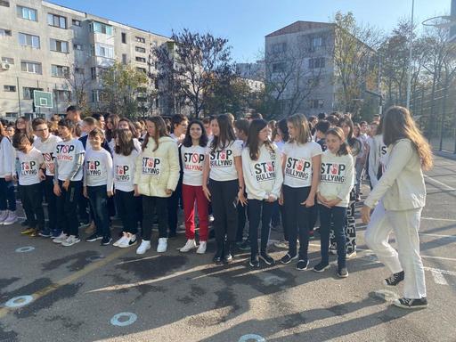 Peste 900 de elevi ieşeni au participat la un flashmob pentru prevenirea bullying-ului - VIDEO 