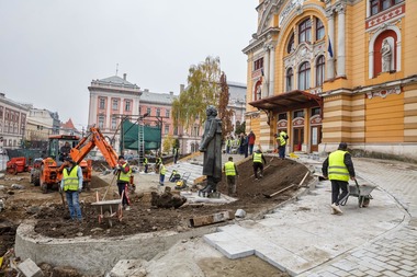 Primarul Emil Boc, verificări pe şantierul din Parcul Ştefan cel Mare, ”mica promenadă” / Boc: Noua configuraţie va oferi posibilitatea de organizare a unor evenimente şi festivităţi de mici dimensiuni, într-un spaţiu multifuncţional 