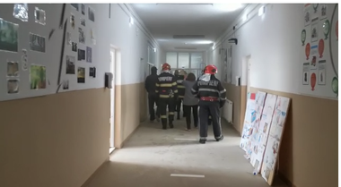 Peste 600 de elevi de la o şcoală din Botoşani au fost evacuaţi după un incendiu izbucnit la unitatea de învăţământ/ Focul a fost provocat de o lampă de iluminat dintr-un grup sanitar - FOTO