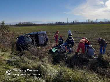 UPDATE - Timiş: Şapte persoane, între care doi copii, implicaţi într-un accident rutier/ Au intervenit două elicoptere SMURD/ Cinci persoane, transportate la spital - FOTO