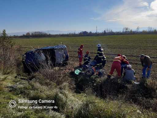 UPDATE - Timiş: Şapte persoane, între care doi copii, implicaţi într-un accident rutier/ Au intervenit două elicoptere SMURD/ Cinci persoane, transportate la spital - FOTO